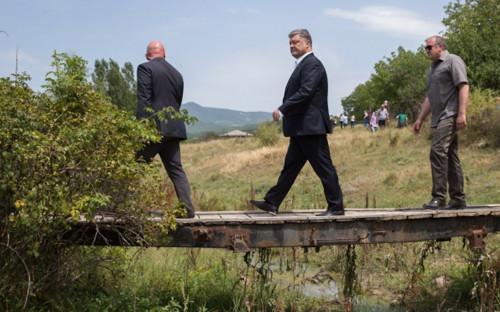 Петр Порошенко (в центре) на линии разграничения Грузии и Южной Осетии