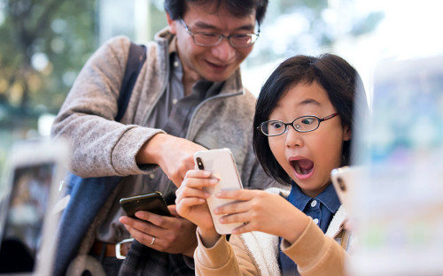 Покупатели первых юбилейных смартфонов Apple в магазине компании в Токио