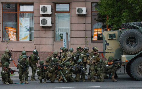 <p>Вечером 23 июня основатель ЧВК &laquo;Вагнер&raquo; Евгений Пригожин <a href="https://www.rbc.ru/politics/24/06/2023/6495fa099a79474900c48319?from=from_main_3">обвинил</a> российских военных в ракетном ударе по лагерю вагнеровцев, из-за которого&nbsp;&laquo;погибло огромное количество бойцов&raquo;,&nbsp;и пообещал ответ. В Министерстве обороны обвинения Пригожина опровергли, назвав их информационной провокацией.</p>

<p>Против Пригожина <a href="https://www.rbc.ru/politics/23/06/2023/6495f7109a7947d5f7595b1b">возбудили</a> уголовное дело об организации мятежа (ст. 279). ФСБ <a href="https://www.rbc.ru/politics/24/06/2023/64960cc29a7947e39c0e04dc">попросило</a> бойцов частной военной компании не исполнять &laquo;преступные приказы&raquo; и задержать Пригожина.&nbsp;</p>