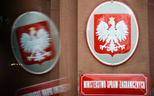 Герб Польши на здании Министерства иностранных дел Польши в Варшаве