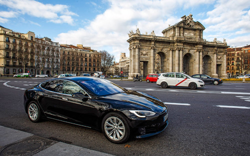 <p>В 2015 году компания Tesla представила систему автопилота из камеры, радар, GPS-модуля и ультразвуковых датчиков расстояния. С помощью системы машина сможет автономно двигаться по городской дороге с разметкой и на магистрали. В 2016 году систему обновили и продемонстрировали в действии на Model S. В октябре 2016 года глава Tesla Илон Маск <a href="https://www.tesla.com/blog/all-tesla-cars-being-produced-now-have-full-self-driving-hardware">заявил</a>, что все производимые автомобили Tesla будут оснащены технологией автономного вождения.</p>
