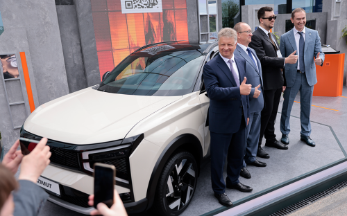 Максим Соколов (слева)&nbsp;во время презентации автомобиля Lada Azimut в рамках XXVIII Петербургского международного экономического форума, 18 июня 2025 года