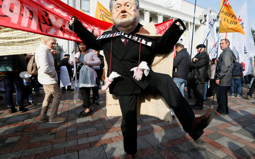 У здания Верховной рады в Киеве <a href="http://tass.ru">собралось</a> около 5 тыс. человек