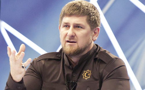 <p><em><strong>Рамзан Кадыров против&nbsp;судьи из&nbsp;Южно-Сахалинска</strong></em></p>

<p>Решение о&nbsp;том, что&nbsp;книга &laquo;Мольба (дуа) к&nbsp;богу: ее назначение и&nbsp;место в&nbsp;Исламе&raquo; признана экстремистской, поскольку&nbsp;противопоставляет Аллаха &laquo;неопределенному множеству богов, существующих в&nbsp;других религиях&raquo;, было вынесено еще в&nbsp;августе, но&nbsp;известно об&nbsp;этом стало только&nbsp;в&nbsp;понедельник, 7 сентября, благодаря&nbsp;правозащитникам из&nbsp;&laquo;Совы&raquo;. Через два дня о&nbsp;нем прочитал и&nbsp;глава Чечни, в&nbsp;своем Instagram отреагировавший&nbsp;так: &laquo;Те, кто вынес данное решение (судья Перченко и&nbsp;прокурор Билобровец),&nbsp;&mdash; это национальные предатели и&nbsp;шайтаны. Это мое твердое мнение!&raquo;</p>

<p>Решение еще не&nbsp;вступило в&nbsp;силу, но&nbsp;Кадыров пообещал &laquo;лично призвать к&nbsp;ответу&raquo; судью и&nbsp;прокурора, если&nbsp;это не&nbsp;будет сделано в&nbsp;законном порядке. Генпрокуратура выступила с&nbsp;отповедью, порекомендовав ему не&nbsp;обзывать судей и&nbsp;прокуроров, особенно в&nbsp;связи&nbsp;с&nbsp;их работой. Но&nbsp;чеченский глава призыву не&nbsp;последовал, свои высказывания он повторил на&nbsp;следующий день и&nbsp;заявил: &laquo;А теперь&nbsp;за&nbsp;это накажите меня и&nbsp;заставьте меня изменить мнение&raquo;. Кремль комментировать высказывания Кадырова отказался</p>
