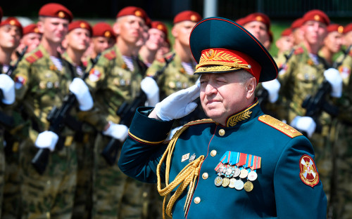 <p>Генерал-полковника Виктора Стригунова арестовали 7 июля 2025 года. Следователи завели против него дело о злоупотреблении должностными полномочиями и получении&nbsp;взяток в особо крупном размере. Речь идет о ч. 3 ст. 285 и ч. 6 ст. 290 Уголовного кодекса. По статьям грозит, соответственно, до 10 и 15 лет лишения свободы.</p>

<p>По версии следствия, Стригунов контролировал строительство учебного центра в Кемеровской области, но условия контракта не были выполнены. Ущерб государству, по оценке СК, превысил 2 млрд руб. Кроме того, следователи считают, что в 2012&ndash;2014 годах Стригунов получал взятки за общее покровительство в размере 66 млн руб.</p>

<p>С 2012 по 2016 год Стригунов возглавлял Сибирское региональное командование внутренних войск МВД. После создания Росгвардии, в 2016 году, стал командующим войсками Сибирского округа войск Национальной гвардии. Пост первого замглавы Росгвардии он занял в 2020 году. В конце 2023-го его освободили от должности.</p>