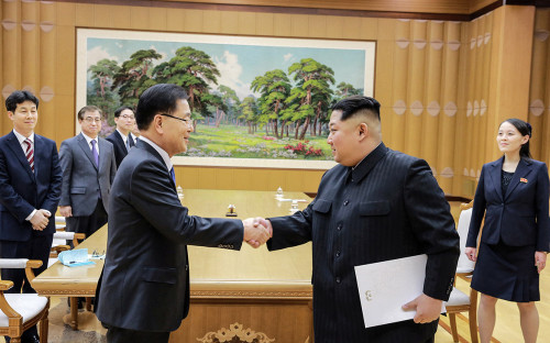 Ким Чен Ын (справа) и&nbsp;Чон Ый Ён