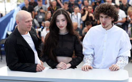 <p>Актеры фильма &laquo;Анора&raquo;: Юрий Борисов, Майки Мэдисон и Марк Эйдельштейн&nbsp;на 77-м ежегодном Каннском кинофестивале</p>