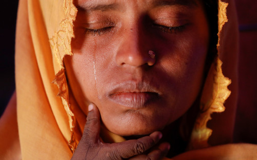 Трехмиллионный штат Ракхайн в Мьянме населяют коренные араканцы (канран), исповедующие буддизм, и народность рохинджа, исповедующая ислам, — их меньшинство, около 1 млн человек. Считается, что рохинджа — это выходцы из Бенгалии, переселенные в Ракхайн британскими колониальными властями, а также бежавшие из Бангладеш во время войны за независимость от Пакистана. На протяжении более 70 лет между этими группами тянется конфликт, за которым пристально следит ООН и международные правозащитные организации. В 2011 году в Мьянме начался переход власти от военных к гражданским властям, и застарелый конфликт обострился. В августе 2017 года произошла эскалация — группировка «Араканская армия спасения рохинджа» напала на объекты мьянманской армии и полицейские блок-посты. Мьянма ответила гонениями на рохинджа. 