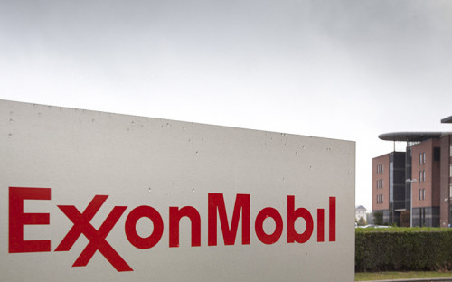 <p><span style="font-size:16px;"><strong>ExxonMobil (США) </strong></span></p>

<p><em>Капитализация на&nbsp;19 июня 2014 года: $440,7 млрд</em></p>

<p><em>Капитализация на&nbsp;15 января 2016 года: $329,4 млрд (-25%) </em></p>

<p>По итогам первых трех кварталов (январь&mdash;сентябрь) 2015 года ExxonMobil получила $13,4 млрд чистой прибыли &mdash;&nbsp;на 48% меньше, чем за тот же период 2014 года (то есть&nbsp;до&nbsp;начала острой фазы нефтяного кризиса). Выручка компании упала с&nbsp;$324,7 млрд до&nbsp;$209,1 млрд (-36%).</p>

<p>Еще в августе 2014 года, когда нефтяные цены еще не&nbsp;пробили отметку $100 за&nbsp;баррель, консалтинговая фирма Carbon Tracker <a href="http://www.carbontracker.org/wp-content/uploads/2014/09/Oil-majors-Factsheet-Exxon.pdf">подсчитала</a>, что&nbsp;из потенциальных проектов ExxonMobil&nbsp; при цене&nbsp;$75 за баррель окупается только половина, еще треть &mdash;&nbsp;при цене не ниже $95 за баррель.</p>

<p>Компания сокращает инвестиции &mdash;&nbsp;ее капитальные расходы и затраты на геологоразведку в январе&mdash;сентябре 2015 года снизились на 16%, или на $23,6 млрд. &laquo;Мы неустанно держим в&nbsp;поле зрения базовые вопросы ведения бизнеса: в&nbsp;первую очередь&nbsp;управление расходами, вне&nbsp;зависимости от&nbsp;цен на&nbsp;сырье&raquo;,&nbsp;&mdash; объяснял секвестр глава концерна Рекс Тиллерсон.</p>

<p>Теперь большую часть прибыли ExxonMobil приносит переработка нефти: если&nbsp;в&nbsp;третьем квартале 2014 года ее доля в общей прибыли компании составляла 13%, то&nbsp;на&nbsp;тот&nbsp;же&nbsp;период прошлого года&nbsp;&mdash;&nbsp;уже 48%. Доля глубокой переработки сырья за то же время выросла с 15% до 29%</p>
