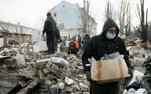 <p>Несмотря на&nbsp;переговоры &laquo;минской группы&raquo;, бои в&nbsp;Донецке и&nbsp;Авдеевке продолжались.</p>

<p>На фото:<em> </em> здание общежития, разрушенное в&nbsp;результате&nbsp;артиллерийского обстрела в&nbsp;Донецке. 3 февраля</p>
