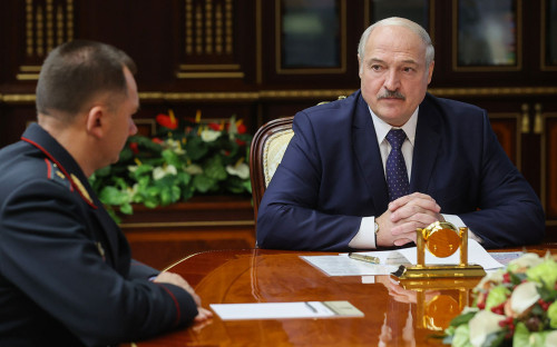 Бывший глава ГУВД Минска Иван Кубраков и Александр Лукашенко