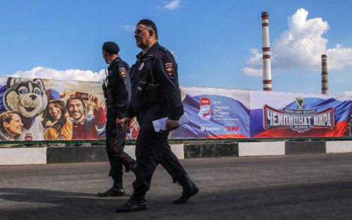 Сотрудники полиции у спортивного комплекса &laquo;ВТБ Ледовый дворец&raquo;, где&nbsp;прошли матчи чемпионата мира по&nbsp;хоккею&nbsp;&mdash; 2016
