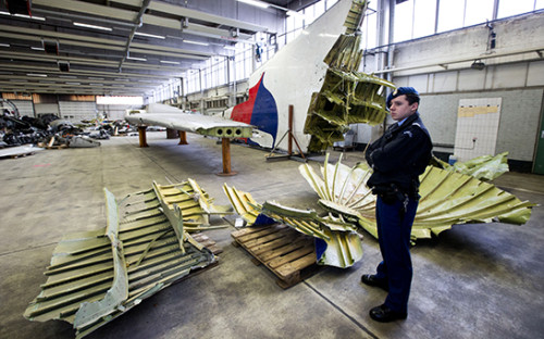 Обломки самолета Boeing авиакомпании Malaysia Airlines на голландской авиабазе
&nbsp;
