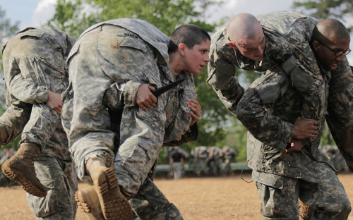 <p><strong>Численность населения: </strong> 323,9 млн человек</p>

<p><strong>Личный состав, годный к военной службе: </strong> 145,2 млн человек, из них действующих военных &mdash; 1,3 млн человек</p>

<p><strong>Воздушные силы: </strong> 13,7 тыс. единиц техники</p>

<p><strong>Сухопутные войска: </strong> 5,8 тыс. боевых танков</p>

<p><strong>Военно-морской флот: </strong> 415 единиц техники</p>

<p><strong>Военный бюджет: </strong>$587,8 млрд</p>
