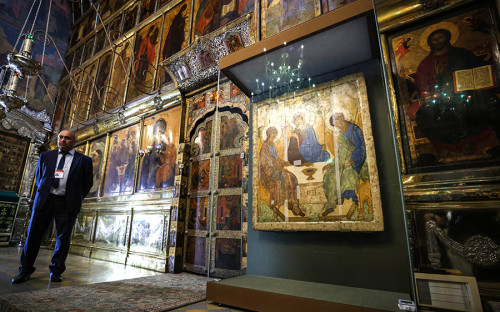 <p>15 мая пресс-служба патриарха <a href="https://www.rbc.ru/society/15/05/2023/646224569a7947aac0d09f30">сообщила</a>, что президент Владимир Путин принял решение о возвращении церкви иконы &laquo;Троица&raquo;, написанной Андреем Рублевым, из Третьяковской галереи &laquo;в ответ на многочисленные просьбы православных верующих&raquo;. Пресс-секретарь главы государства Дмитрий Песков <a href="https://www.rbc.ru/society/16/05/2023/6463542c9a79474725cf286a">объяснил</a> решение Путина о передаче тем, что это &laquo;большая святыня, которую укрывать в фондах музея, не совсем соответствует чаяниям наших верующих&raquo;</p>

<p>Как <a href="https://www.rbc.ru/society/16/05/2023/64638d9a9a7947605de03500">сообщали</a> в Минкультуры, икону выставят в храме Христа Спасителя 4 июня, на Троицу, затем ей предстоит плановая реставрация, после которой образ переместят в Троицкий собор Свято-Троицкой Сергиевой лавры. В РПЦ <a href="https://www.rbc.ru/society/15/05/2023/646231399a7947dffe3ddab7?from=materials_on_subject">пообещали</a> хранить &laquo;Троицу&raquo; Рублева в соответствии с требованиями специалистов Третьяковской галереи. Икону передали в безвозмездное пользование, она останется в государственной собственности, также <a href="https://www.kommersant.ru/doc/5998155">указывали</a> в РПЦ. Специалисты неоднократно выступали против передачи иконы, так как она требует специальных условий хранения, &mdash; в частности, директор Пушкинского музея Елизавета Лихачева <a href="https://www.rbc.ru/politics/17/05/2023/64648cee9a794727a9925749">отмечала</a>, что передача &laquo;Троицы&raquo; из Третьяковки несет риски для иконы. &laquo;Она может быть просто утрачена, она может развалиться на части: там три доски, и они не очень хорошо скреплены между собой&raquo;,&nbsp;&mdash; предупреждала она.</p>

<p>&laquo;Троица&raquo; считается единственной дошедшей до наших дней иконой, полностью созданной Андреем Рублевым. Он написал ее для Троицкого собора Троице-Сергиева монастыря между 1422 и 1427 годами. До революции 1917-го она хранилась в Свято-Троицкой Сергиевой лавре, а в 1929 году ее отправили в Третьяковку: с тех пор и до 2022 года она лишь один раз покидала стены галереи&nbsp;&mdash; во время эвакуации во время Великой Отечественной войны. В июле 2022 года икону впервые почти за 100 лет <a href="https://www.rbc.ru/society/17/07/2022/62d3d2ff9a79479aa3b1b505?">вывезли</a> из галереи в Троице-Сергиеву лавру для богослужений в честь 600-летия обретения мощей Сергия Радонежского (на фото:&nbsp;доставленная в лавру икона). После возвращения &laquo;Троицы&raquo; в Третьяковку искусствовед Ксения Коробейникова со ссылкой на Протокол заседания расширенного реставрационного совета утверждала, что после возвращения в музей на образе было найдено 61 &laquo;существенное изменение&raquo;. Третьяковская галерея в ответ <a href="https://www.rbc.ru/society/28/09/2022/63348bda9a794736dc577d5a?from=article_body">призвала</a> &laquo;воздержаться от каких-либо преждевременных оценок&raquo;</p>