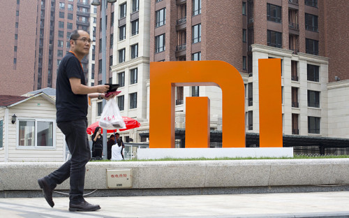 <p><span style="font-size: 16px;"><strong>MIUI</strong></span></p>

<p></p>

<p>В Китае запрещены сервисы Google &ndash; поиск в интернете, электронная почта, спутниковая навигация и другие &ndash; в том числе магазин мобильных приложений Google Play для Android. Сами телефоны с этой операционной системой в Китае продаются, но они работают с другими магазинами приложений &ndash; чаще всего от производителей смартфонов. Некоторые из них разрабатывают свои прошивки Android &ndash; например Xiaomi: эта компания сначала выпустила <a href="http://en.miui.com/download.html">прошивку MIUI</a>, свою версию Android с интерфейсом системы iOS, и лишь потом собственный телефон с этой системой. MIUI до сих пор может скачать и установить любой владелец Android-смартфона, а на телефонах Xiaomi она установлена по умолчанию. Сервисов Google в ней нет &ndash; чтобы их установить, нужно загружать специальный пакет программ. По оценке Gartner, в&nbsp;третьем квартале 2014 года на Xiaomi пришлось 5% всех продаж смартфонов в мире.</p>
