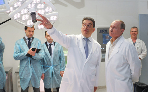 Председатель совета директоров группы компаний «Мать и дитя» Марк Курцер и  президент России Владимир Путин (слева направо) во время посещения клинического госпиталя «Мать и дитя» в деревне Лапино. Архивное фото