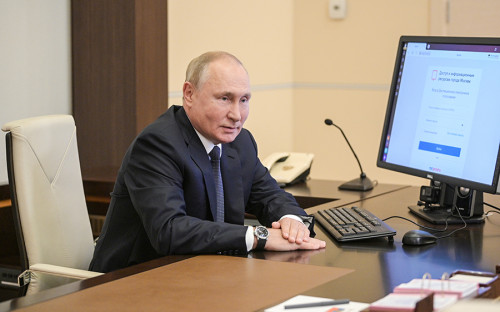 <p>Президент Владимир Путин <a href="https://www.rbc.ru/rbcfreenews/614496eb9a7947119c48a999">воспользовался</a> опцией электронного голосования. На днях Кремль сообщил, что Путин ушел на самоизоляцию из-за заболевших коронавирусом в его окружении</p>