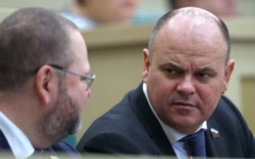 Алексей Дмитриенко (справа)