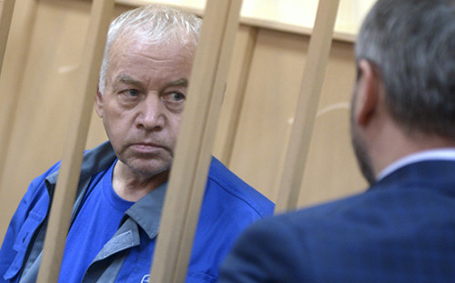 Водитель снегоуборочной машины Владимир Мартыненко