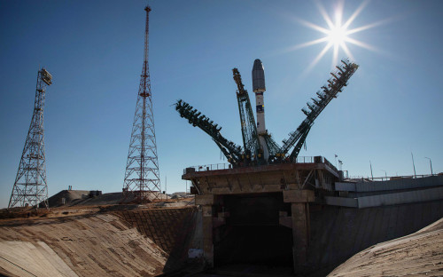 Ракета-носитель &laquo;Союз-2.1а&raquo; с разгонным блоком &laquo;Фрегат&raquo;&nbsp;и 38 космическими аппаратами&nbsp;во время установки на стартовый комплекс площадки №31 космодрома Байконур