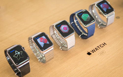 <p><span style="font-size:18px;"><strong>Apple Watch</strong></span></p>

<p><em><strong>Дата выхода: </strong> в мире&nbsp;&mdash; 24 апреля 2015 года, в России&nbsp;&mdash; 31 июля 2015 года</em></p>

<p><em><strong>Стоимость: </strong> от<span style="color:#800000;"><strong> 24&nbsp;тыс.&nbsp;руб.</strong></span> до <span style="color:#800000;"><strong>1 млн 120&nbsp;тыс.&nbsp;руб.</strong></span> в 16 магазинах Москвы и Санкт-Петербурга и на официальном интернет-сайте</em></p>

<p>Слухи о&nbsp;том, что Apple собирается выпустить &laquo;умные часы&raquo;, впервые появились в 2013 году. Тогда главный конкурент компании&nbsp;&mdash;&nbsp;Samsung&nbsp;&mdash;&nbsp;представил первую версию своих &laquo;умных часов&raquo;. Дебют Apple с этим классом устройств состоялся весной 2015 года. Глава компании Тим Кук презентовал три модели &laquo;умных&raquo; устройств в сентябре 2014 года&nbsp;&mdash;&nbsp;Apple Watch Sport, Apple Watch и Apple Edition.</p>

<p>Навигацией в часах от Apple можно управлять с помощью коронки Digital Crown, которая позволяет менять масштаб элементов на экране и прокручивать контент. Часы распознают разницу между касанием и нажатием благодаря технологии Force Touch. В Apple утверждают, что часы могут работать без подзарядки в течение целого&nbsp;дня. Устройство совместимо со всеми версиями iPhone 5 и более поздними версиями iPhone.</p>

<p>Самая дорогая версия, Apple Watch Edition, продается в корпусе из 18-каратного розового золота. Apple не&nbsp;раскрывает количества проданных в мире устройств даже в квартальном отчете</p>
