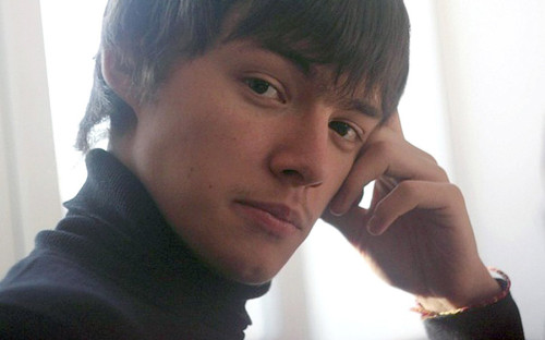 <p>Один из героев событий в ТЦ &laquo;Зимняя вишня&raquo; &mdash; фотограф Евгений. По информации СМИ, он работает в фирме, которая занимается организацией детских квестов. Площадка в &laquo;Зимней вишне&raquo;, на которой он работал, находилась недалеко от места, где начался пожар.</p>

<p>Фотограф смог быстро собрать 30 детей, находившихся на игровой площадке, и вывести их из торгового центра. Во время общения с журналистами&nbsp;после трагедии Евгений <a href="https://www.krsk.kp.ru/daily/26810/3847067/">попросил</a> не называть его фамилию.</p>
