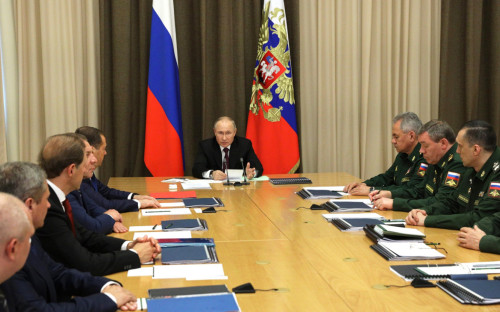 Владимир Путин (в центре)