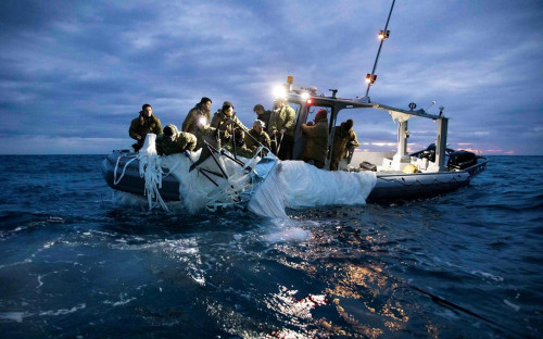 Американские моряки поднимают обломки китайского аэростата