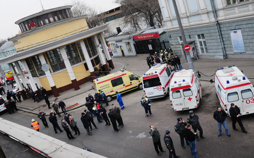 Сотрудники спасательных служб и милиции у входа на станцию метро &laquo;Парк культуры&raquo; (радиальная), где произошёл взрыв, 29 марта 2010г.