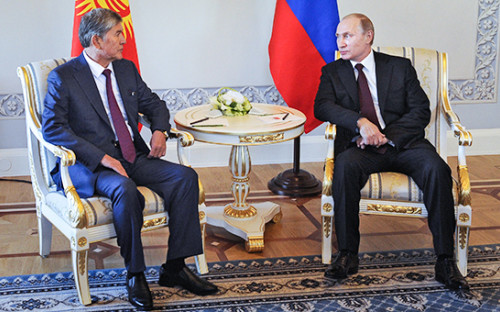 Президент России Владимир Путин (справа) во время встречи с главой Киргизии Алмазбеком Атамбаевым в Константиновском дворце в Стрельне