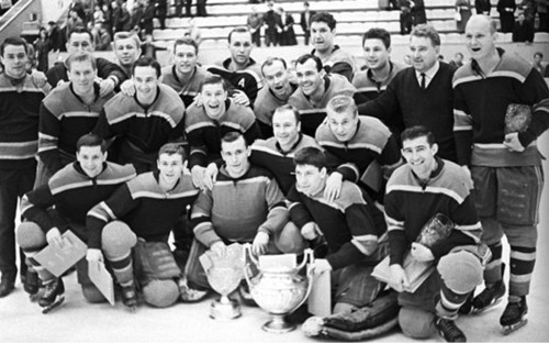 Виктор Толмачев (в центре в нижнем ряду) в составе команды ЦСКА. 1966 год


