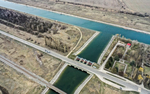 Вид на одно из гидротехнических сооружений Северо-Крымского канала