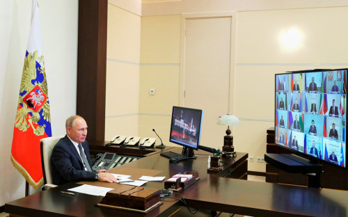 <p>Владимир Путин на&nbsp;встрече с избранными главами регионов (в режиме видеоконференции)</p>