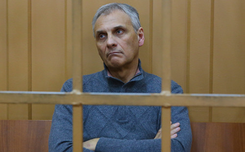Обвиняемый по&nbsp;делу о&nbsp;получении взятки бывший губернатор Сахалина Александр Хорошавин во&nbsp;время заседания по&nbsp;вопросу о&nbsp;продлении срока ареста в&nbsp;Басманном суде. 22 апреля 2015 года
