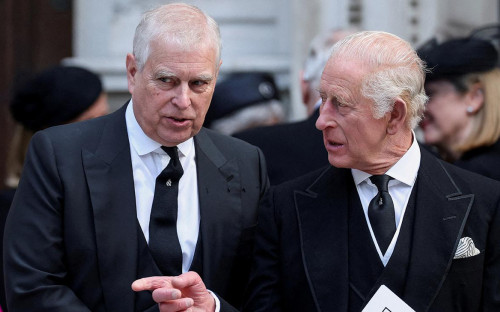 <p>Принц Эндрю и король Карл III</p>