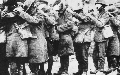 <p>Один из первых крупнейших случаев применения боевых отравляющих веществ&nbsp;произошел <strong>22 апреля 1915 года</strong>, когда немецкие войска распылили около 168 т&nbsp;хлора на позициях вблизи бельгийского города Ипр. Жертвами этой атаки стали 1100 человек. Всего же во время Первой мировой в результате применения химического оружия погибли около 100 тыс. человек, 1,3 млн пострадали.</p>

<p>На фото: ослепленная хлором группа британских солдат</p>
