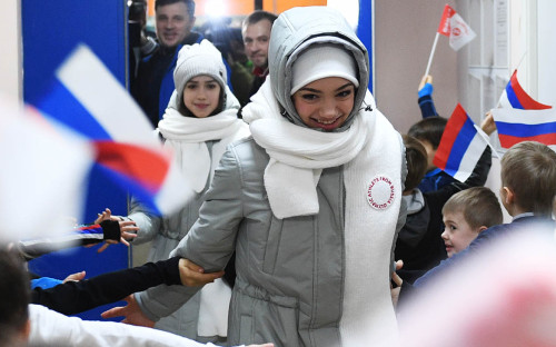Фигуристки Евгения Медведева (на первом плане) и Алина Загитова



