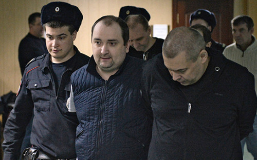 Перед заседанием суда по&nbsp;делу о&nbsp;крупнейшем организованном преступном сообществе (ОПС) в&nbsp;истории России, занимавшемся незаконным&nbsp;обналичиванием денег и&nbsp;выводом средств за&nbsp;границу, в&nbsp;Пресненском суде. Ноябрь 2015 года
