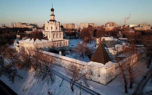 Спасо-Андроников монастырь <a href="https://www.rublev-museum.ru/about/spaso-andronikov-monastery/">основан</a> на берегу Яузы в XIV веке, он получил свое название по имени своего первого игумена Андроника&nbsp;&mdash; ученика Сергия Радонежского. Архимандрию (статус, который присваивается крупным монастырям.&nbsp;&mdash; <em>РБК</em>) монастырь получил в начале XV века, когда на его территории появилось первое каменное здание&nbsp;&mdash; Спасский собор