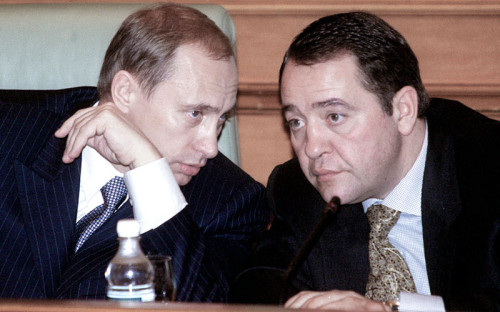 <p><strong>&laquo;Видео Интернешнл&raquo;</strong></p>

<p>В 1990&nbsp;году&nbsp;бывший замдиректора по&nbsp;производству кооператива &laquo;Игра-техника&raquo; Михаил Лесин вместе с&nbsp;зампредседателя правления компании &laquo;Интеллекс&raquo; Юрием Заполем создал компанию &laquo;Радио и&nbsp;телевидение&raquo;, из&nbsp;которой впоследствии выросла группа &laquo;Видео Интернешнл&raquo; (сейчас холдинг VI) &nbsp;&mdash; крупнейший продавец телевизионной рекламы. В &laquo;Видео Интернешнл&raquo; Лесин курировал продажи рекламного времени и&nbsp;отвечал за&nbsp;стратегическое планирование деятельности компании. Был одним из&nbsp;авторов сюжетов рекламных роликов <a href="https://www.youtube.com/watch?v=aOgIb4HUXMs">&laquo;Всемирная история. Банк &laquo;Империал&raquo;</a>.</p>

<hr />
<p><span style="font-size:14px;"><em>На фото: председатель правительства Владимир Путин&nbsp;и&nbsp;министр печати Михаил Лесин&nbsp;на&nbsp;совещании руководителей государственных региональных телерадиокомпаний и&nbsp;предприятий связи в&nbsp;Доме правительства. Выступая на&nbsp;нем, Владимир Путин заявил, что&nbsp;&laquo;государство должно иметь свои собственные государственные&nbsp;СМИ, чтобы&nbsp;иметь возможность довести до&nbsp;общества официальную позицию правительства&raquo;. &laquo;Это&nbsp;вы, и&nbsp;вы должны быть лучшими&raquo;,&nbsp;&mdash; сказал премьер&nbsp;(Москва, Белый&nbsp;дом, 1 ноября 1999 года) </em></span></p>
