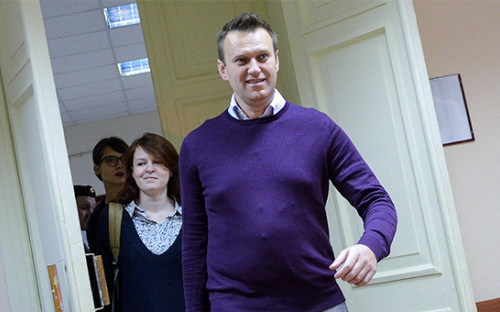 Оппозиционер Алексей Навальный перед&nbsp;началом заседания Ленинского суда по&nbsp;делу о&nbsp;хищении имущества компании &laquo;Кировлес&raquo;
