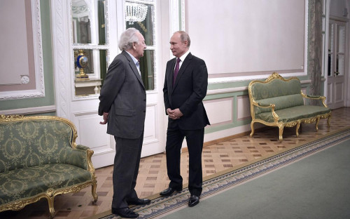Юрий Темирканов и Владимир Путин (слева направо) перед началом гала-концерта, посвященного 80-летию дирижера Ю.Темирканова в Большом зале филармонии, 2018 год
