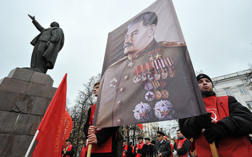 Участники шествия КПРФ, приуроченного к&nbsp;97-й годовщине Великой Октябрьской социалистической революции, 2014 год
