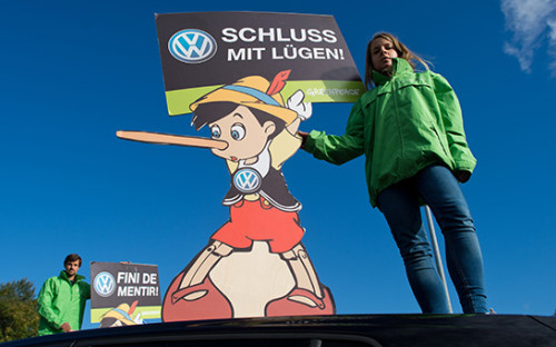 Активисты Greenpeace на акции против автоконцерна Volkswagen в Вольфсбурге