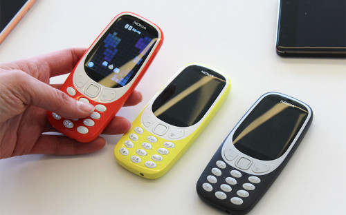 <p>26 февраля на&nbsp;Всемирном мобильном конгрессе финская компания HMD Global, владеющая брендом Nokia, <a href="http://www.rbc.ru/technology_and_media/26/02/2017/58b335289a79478e6a5de873">представила</a> ремейк модели 3310. Обновленная версия телефона, выпущенного в&nbsp;2000 году, возвращается на&nbsp;рынок со&nbsp;значительными изменениями: цветной дисплей, четыре варианта расцветки корпуса (желтый, красный, серый и&nbsp;темно-синий), 2-мегапиксельная камера и&nbsp;слот для&nbsp;карты памяти. Издание The Verge <a href="http://www.theverge.com/2017/2/26/14742150/nokia-3310-mwc-2017">пишет</a>, что&nbsp;новая модель может проработать без&nbsp;подзарядки 22 часа в&nbsp;режиме разговоров и&nbsp;31 день в&nbsp;режиме ожидания. Стоимость телефона составит &euro;49 и&nbsp;появится в&nbsp;продаже во&nbsp;втором квартале 2017 года</p>
