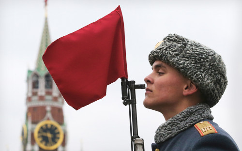 7 ноября 1941 года Красная площадь приняла военный парад. Он был организован в сложнейших условиях. Москва находилась практически на осадном положении: линия фронта отстояла от столицы всего на несколько десятков километров.​