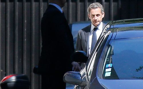 <p>Бывшего президента Франции Николя Саркози 25 сентября 2025 года приговорили к пяти годам лишения свободы. 21 октября он начал отбывать наказание, а 10 ноября апелляционный суд рассмотрит ходатайство об освобождении бывшего главы государства.</p>

<p>Саркози признали виновным в преступном сговоре по делу о ливийском финансировании его предвыборной кампании 2007 года.<strong> </strong>По другим пунктам обвинения в рамках того&nbsp;же дела&nbsp;&mdash; хищении государственных средств, пассивной коррупции и нарушениях в финансировании избирательной кампании&nbsp;&mdash; Саркози признали невиновным. Обвинение запрашивало для него семь лет заключения, штраф &euro;300 тыс. и лишение права избираться в течение пяти лет.</p>

<p>Информация, что лидер Ливии Муаммар Каддафи профинансировал кампанию Саркози, впервые появилась в марте 2011 года. В мае 2012 года агентство Mediapart сообщило, что Каддафи выделил Саркози &euro;50 млн на предвыборные расходы. Елисейский дворец и сам Саркози опровергли факт предоставления средств.</p>

<p>Это не первое уголовное дело против Саркози. В марте 2021 года он был признан виновным в торговле влиянием и коррупции. Приговор включал в себя год лишения свободы и два года условно, реальный срок заменили на ношение электронного браслета и частичный домашний арест. В числе обвинений было то, что Саркози пытался в обмен на протекцию получить от сотрудника кассационного суда информацию о расследовании нелегального финансирования его президентской кампании дочерью основателя L&#39;Oreal Лилиан Бетанкур. Уликами были перехваченные записи разговоров между экс-президентом и его адвокатом. В СМИ эта история получила название &laquo;дело о прослушке&raquo;.</p>

<p>Осенью 2021 года Саркози признали виновным в превышении расходов на избирательную кампанию 2012 года. Он потратил &euro;42,7 млн&nbsp;&mdash; примерно в два раза больше, чем разрешает закон. Сначала Саркози получил год, позже приговор был смягчен до полугода, также с возможностью заменить заключение на ношение электронного браслета.</p>