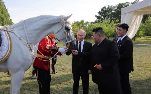 Фото: Владимир Путин и Ким Чен Ын покормили рысака (ЦТАК)