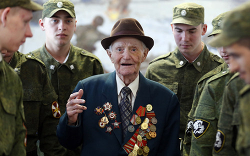 Директор музея Боевой славы Северо-Кавказского регионального командования внутренних войск МВД, участник Великой Отечественной войны Михаил Поливанов (94 года). В военные годы был командиром подразделения разведки
